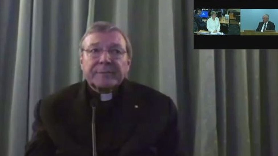 На снимке экрана австралийские следователи (вверху справа) допрашивают кардинала Джорджа Пелла из Рима по видеосвязи