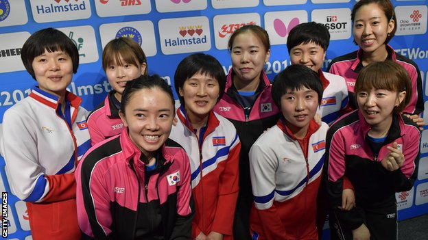 Los equipos de tenis de mesa de Corea del Norte y Corea del Sur.