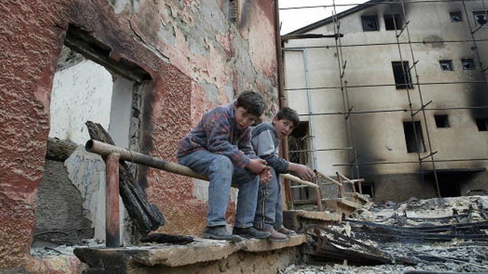 22. mart 2014: Dečaci sede među ruševinama zgrade Pravoslavne bogoslovije u Prizrenu