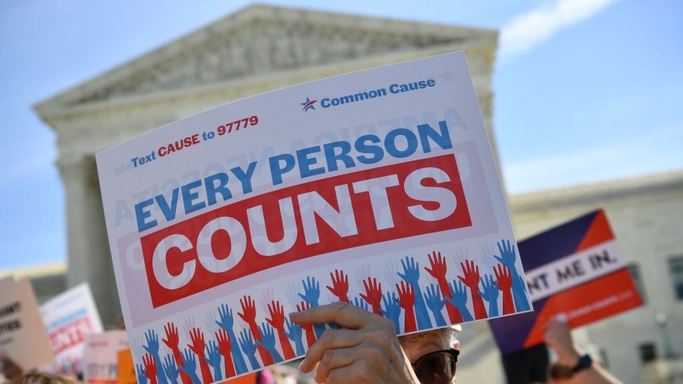 Демонстранты митингуют у Верховного суда США в Вашингтоне, округ Колумбия, 23 апреля 2019 года, чтобы выразить протест против предложения добавить вопрос о гражданстве в перепись населения 2020 года.
