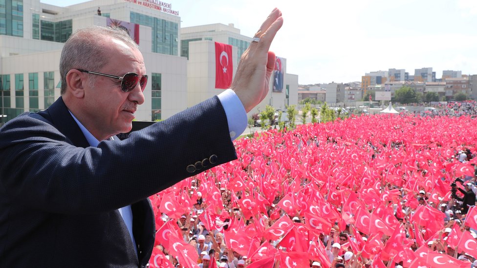 Президент Реджеп Тайип Эрдоган во время визита в Стамбул 18 июня