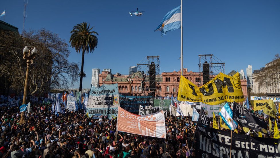 Multidão em protesto em Buenos Aires