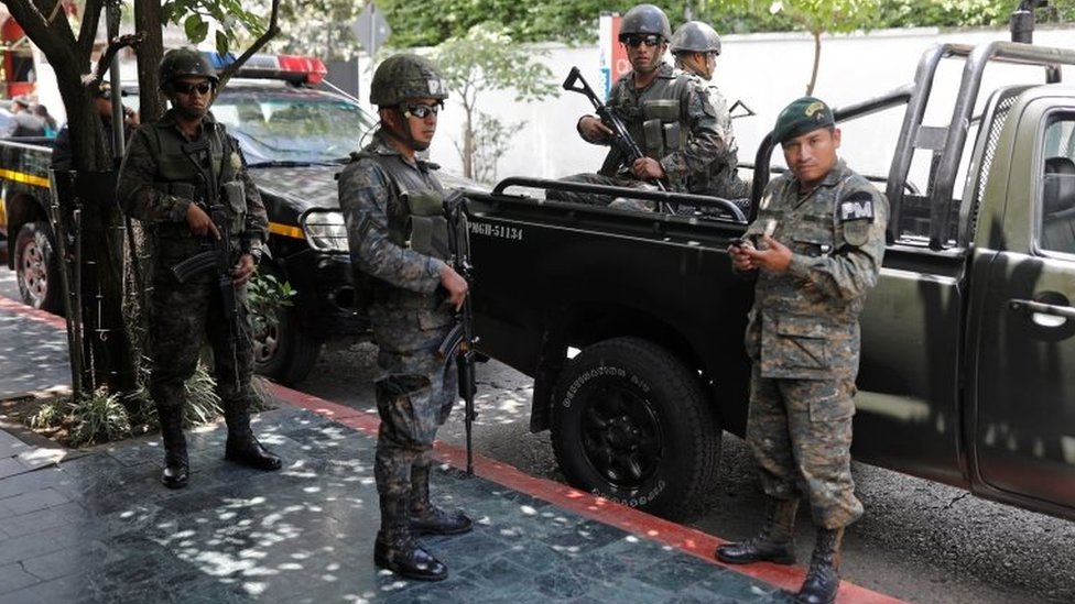 Члены военной полиции Гватемалы стоят на страже возле отеля в городе Гватемала, Гватемала, 31 июля 201 г.
