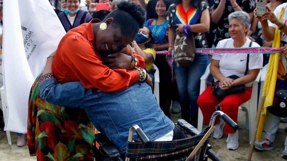 Francia Márquez abraza a una mujer que se encuentra en silla de ruedas
