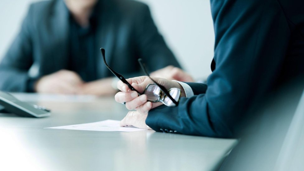 Lee tu currículo tres veces. Errores gramaticales y ortográficos dejan una muy mala impresión. Una persona en una entrevista de trabajo