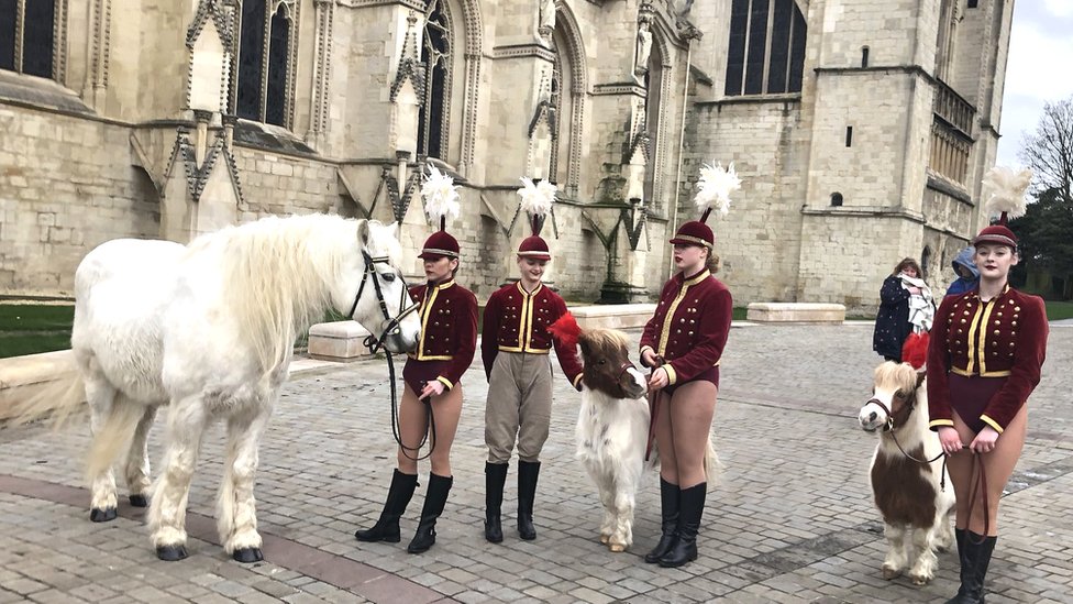 Артисты цирка и лошади собираются у Глостерского собора на похороны Нелл Гиффорд