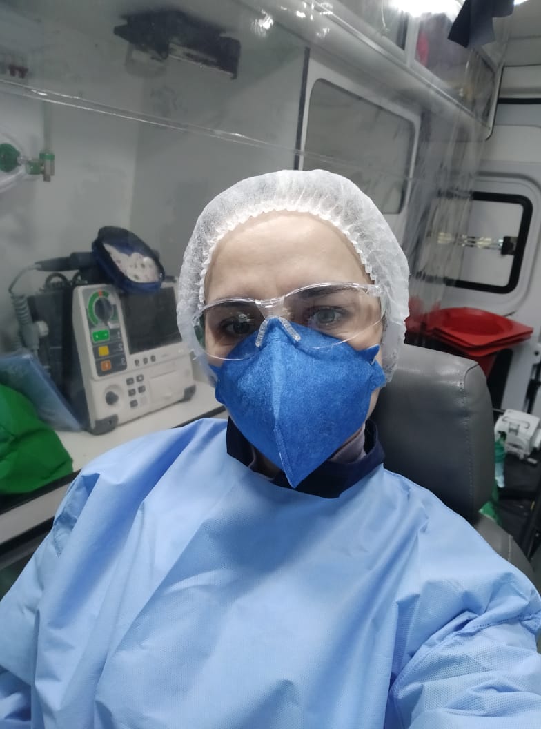 Enfermeira Aline Lopatiuk posa com máscara e touca