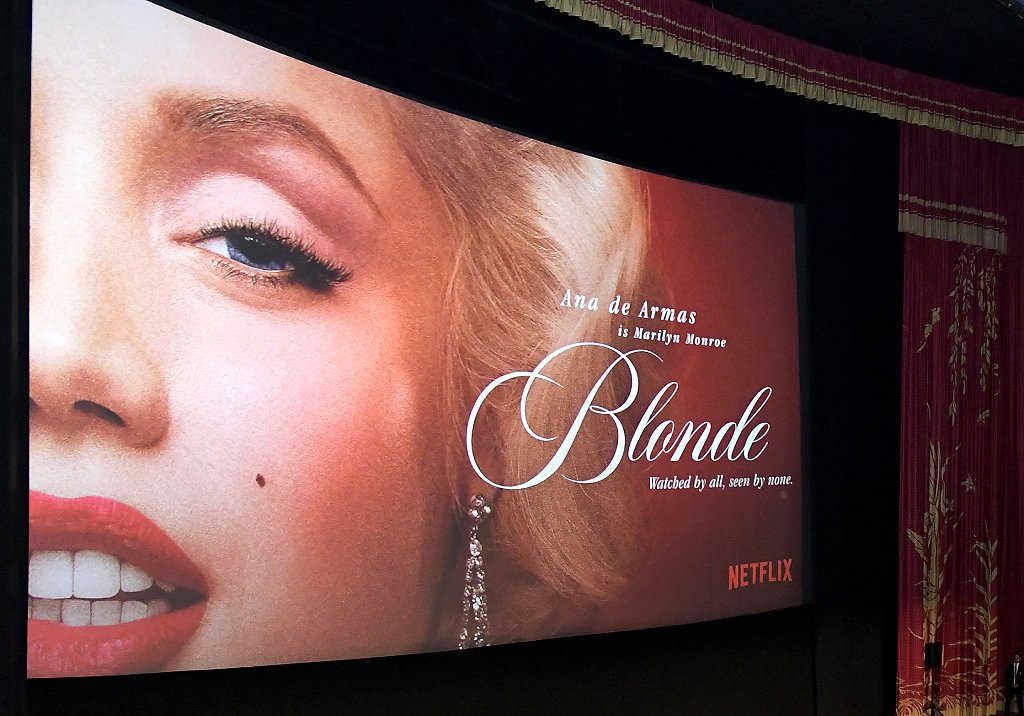 Publicidad de la pelícual Blonde de Netflix en su lanzamiento en Los Ángeles.