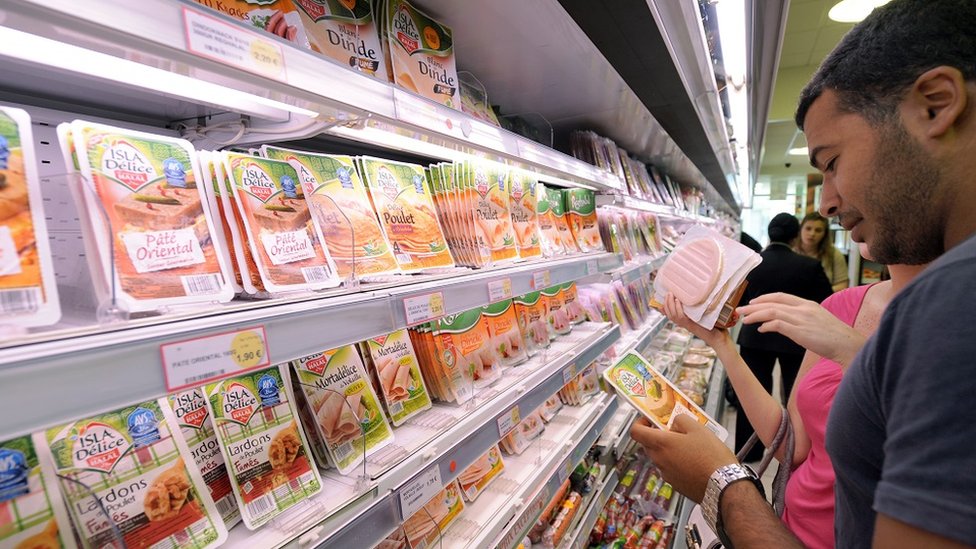 Penyembelihan halal dan kosher mewajibkan binatang dibunuh lewat sayatan tepat di leher.