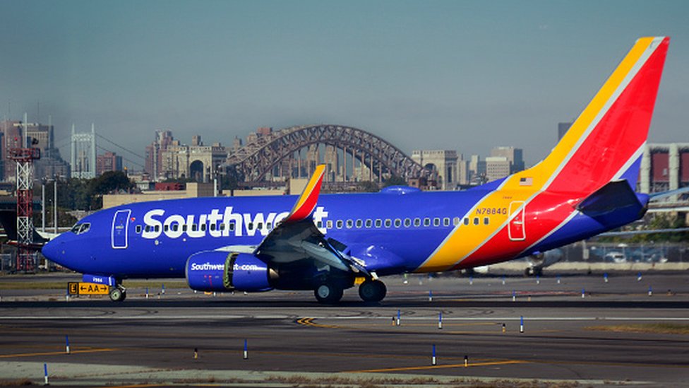 Пассажирский самолет Southwest Airlines приземляется в аэропорту Ла-Гуардия в Нью-Йорке