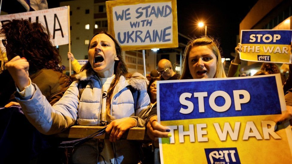 متظاهرون اسرائيليون ضد الغزو الروسي لاوكرانيا