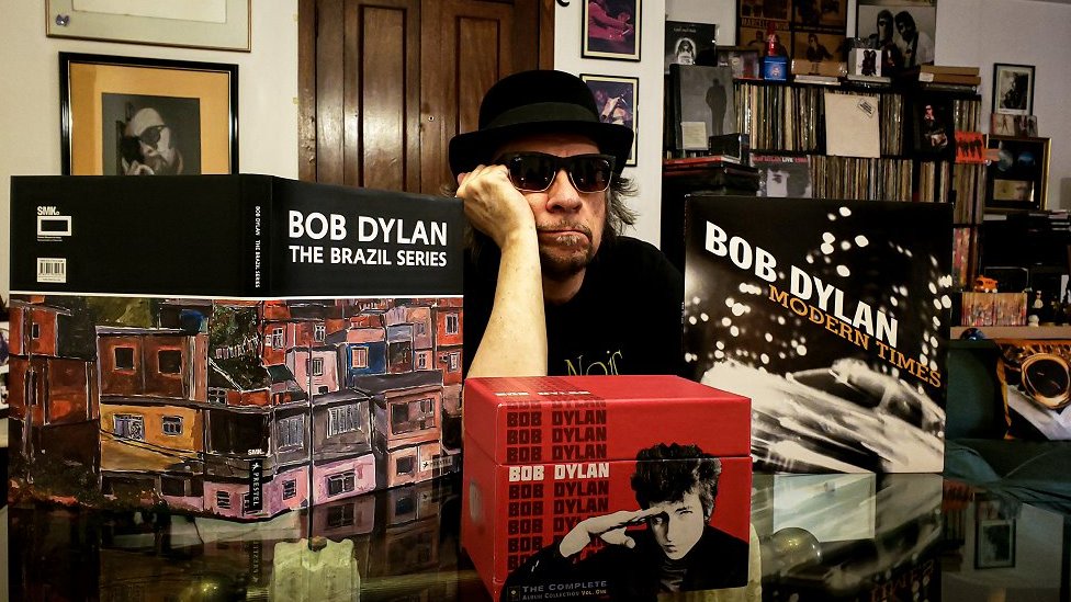 Marcelo Nova com itens sobre Bob Dylan