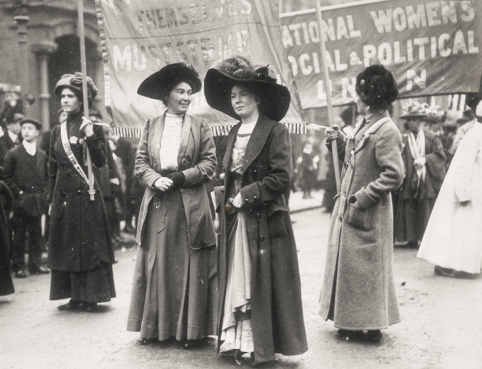 Christabel Pankhurst (centro) durante una manifestación para obtener el voto femenino