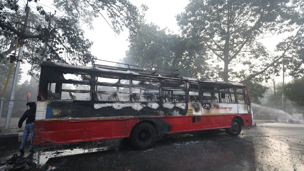 Сгоревший автобус в Лакхнау