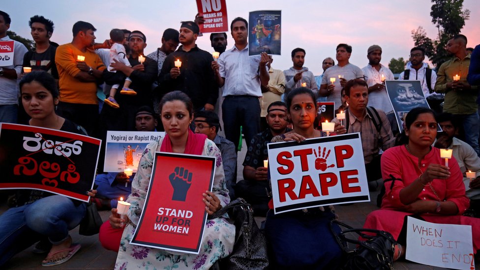 Люди участвуют в бдении при свечах, протестуя против изнасилования 8-летней девочки в Катуа, недалеко от Джамму, и подростка в Уннао, штат Уттар-Прадеш, в Бангалоре, Индия, 13 апреля 2018 г.
