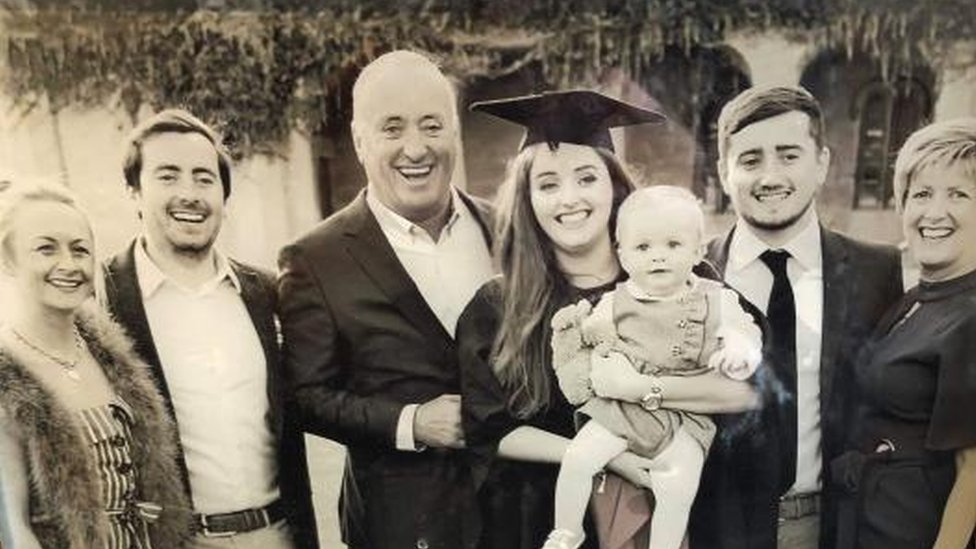 Черно-белое фото Грейс Миллейн с семьей