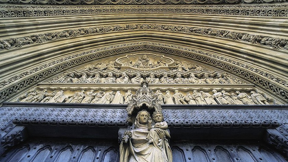 La estatua de la Virgen y el niño en la puerta lateral de la Abadía de Westminster
