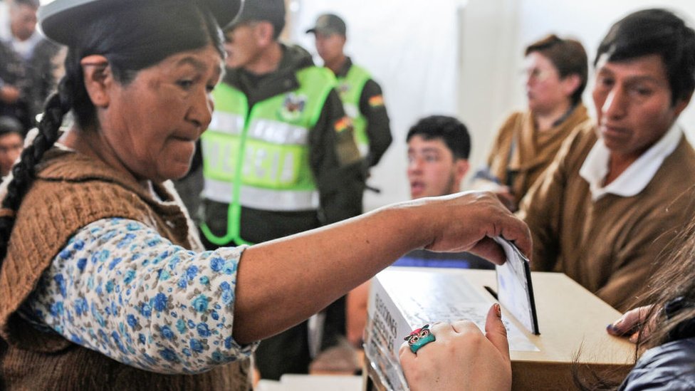 20 Ekim seçimlerinde oy kullanan Bolivyalı bir seçmen