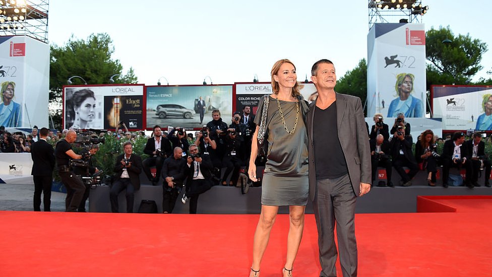 Emmanuel Carrère y su exesposa Hélène Devynck en el estreno de "Remember" en el Festival de Cine de Venecia de 2015.