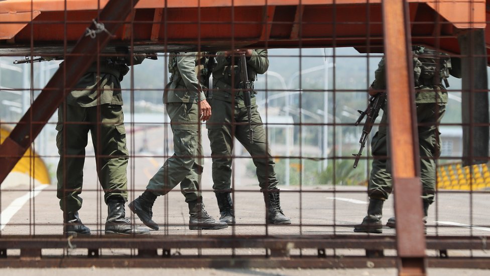 Efectivos de la Guardia Nacional Bolivariana cierran el paso en el puente Tienditas