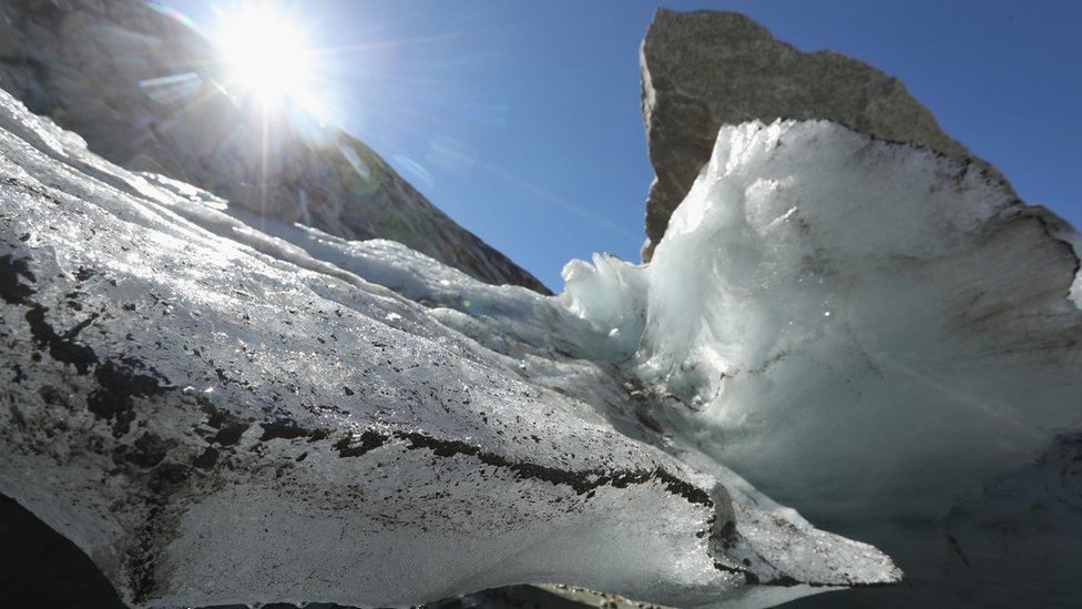 El derretimiento de glaciares está contribuyendo al aumento del nivel del mar. El sol brilla sobre un glaciar en Austria