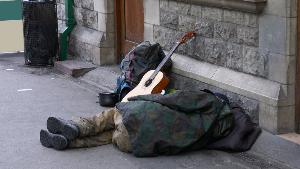 Passers-by 'afraid' to speak to homeless - BBC News