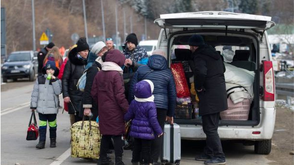 لاجئون أوكرانيون وصلوا إلى الحدود مع بولندا.