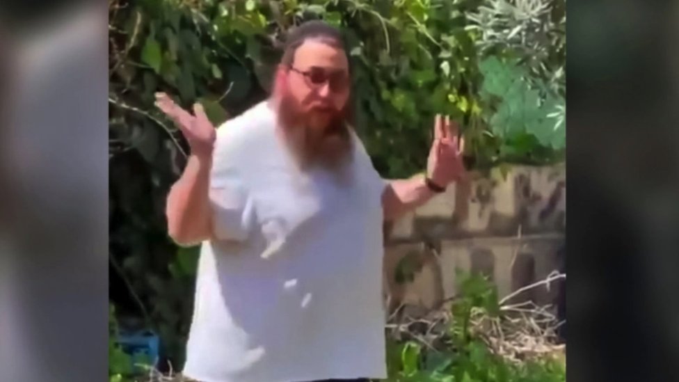 Yakov, un colono israelí, fue capturado en video en el jardín de la casa de una familia palestina en Sheikh Jarrah, Jerusalén Este.