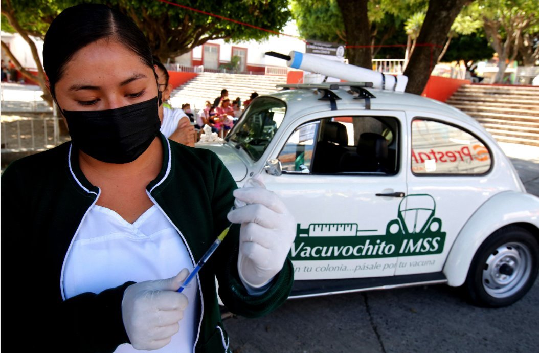 medicinska sestra iz meksičkog Instituta za socijalno osiguranje priprema jednu dozu AstraZeneka vakcine