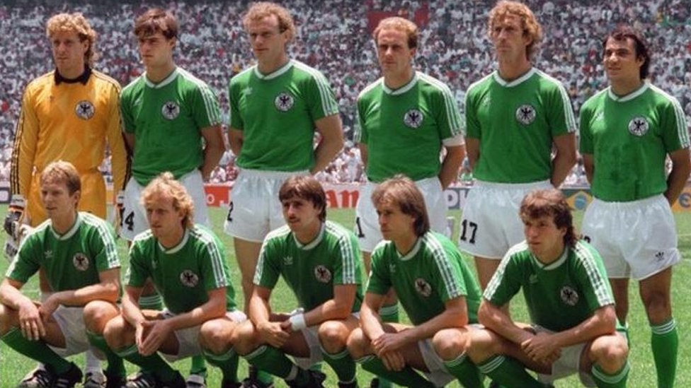[출처: Getty Images] 서독은 4년 뒤 1990년 월드컵 결승에서 안드레아스 브레메(앞열, 왼쪽에서 두 번째)가 유일한 골을 넣고 주장 로타어 마테우스(앞열, 오른쪽)가 우승컵을 들어 올리며 아르헨티나에 설욕의 승리를 거뒀다.