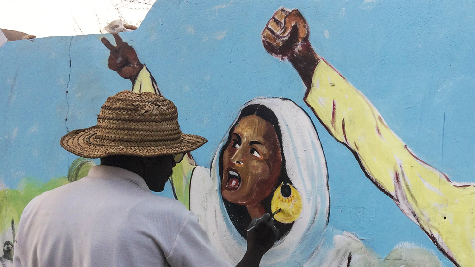 تمثل هذه الجدارية آلاء صلاح، الشابة ذات الـ 22 عاما، التي غدت أيقونة الثورة في السودان