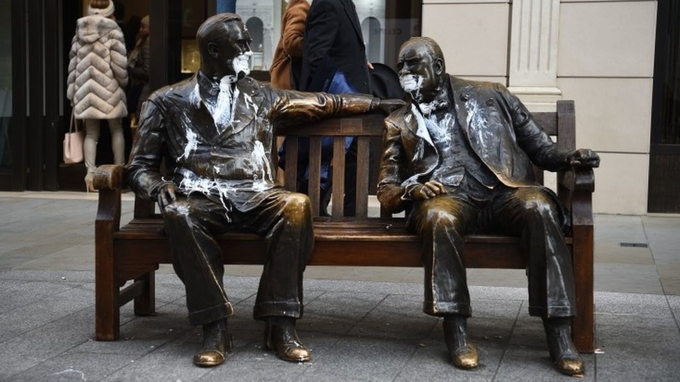 Фигуры Франклина Д. Рузвельта и Уинстона Черчилля на скульптуре Союзников на Нью-Бонд-стрит,
