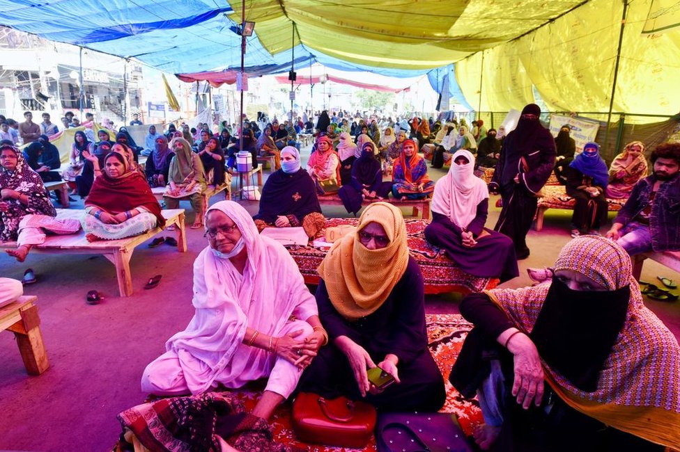 Женщины Шахин Бага продолжают сидячую забастовку протеста против CAA-NRC-NPR, несмотря на предупреждение о коронавирусе, выпущенное правительством Дели, в Шахин Баг 17 марта 2020 года в Нью-Дели, Индия.