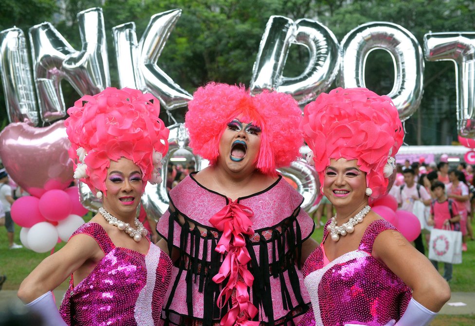 Участники, одетые в розовое, позируют для фотографии на ежегодном мероприятии «Pink Dot» на публичной демонстрации поддержки ЛГБТ-сообщества в парке Хонг Лим в Сингапуре 13 июня 2015 года.