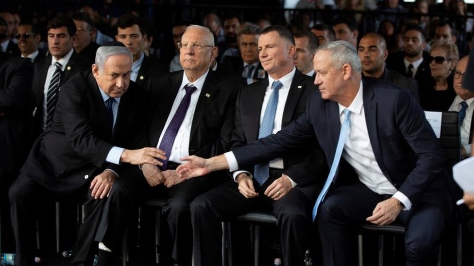 Биньямин Нетаньяху пожимает руку Бенни Ганцу 10 ноября 2019 г. (фото из архива)