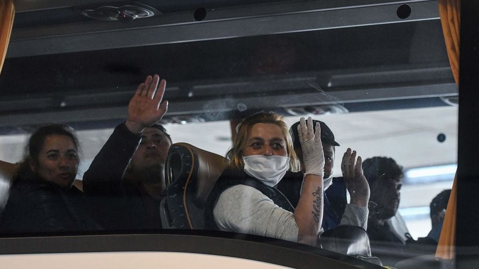 Румыны на автобусе уезжают из аэропорта Дюссельдорфа, 9 апр 20