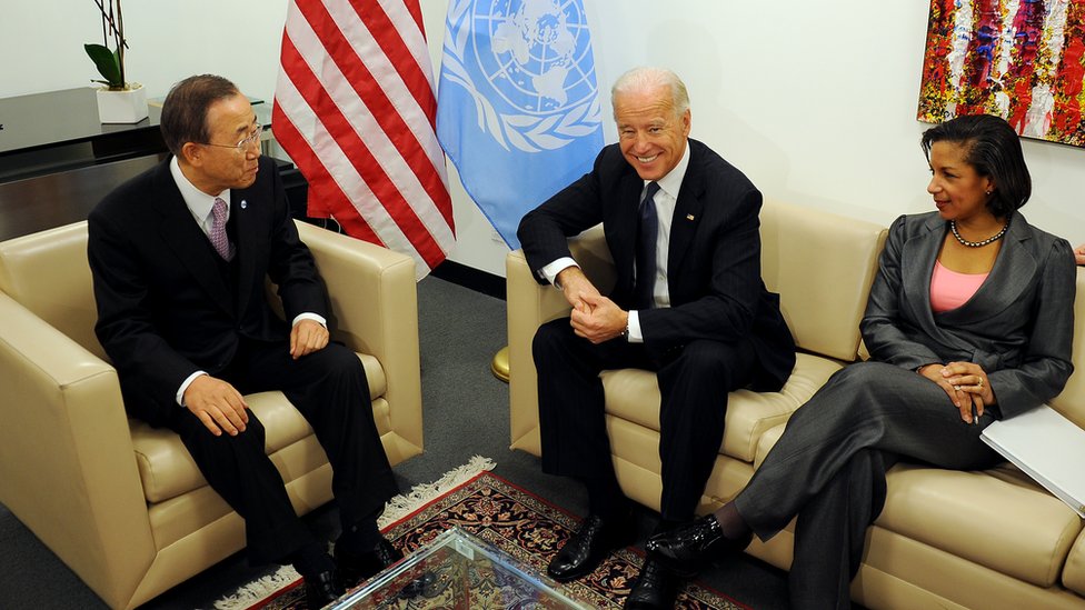 Сьюзан Райс, изображенная сидящей с Джо Байденом и Генеральным секретарем ООН Пан Ги Муном в 2010 году, работала с Байденом в Белом доме