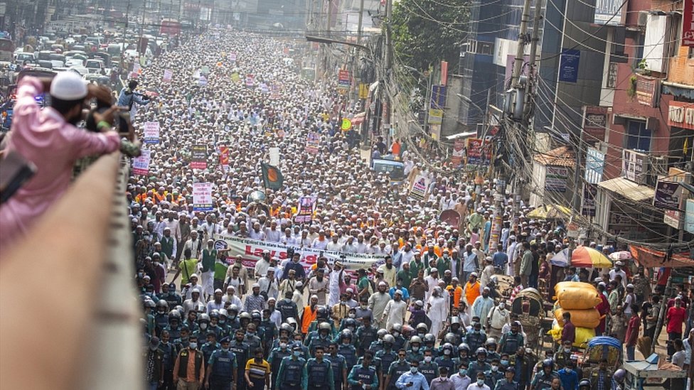 Huge Bangladesh rally calls for boycott of French products - BBC News