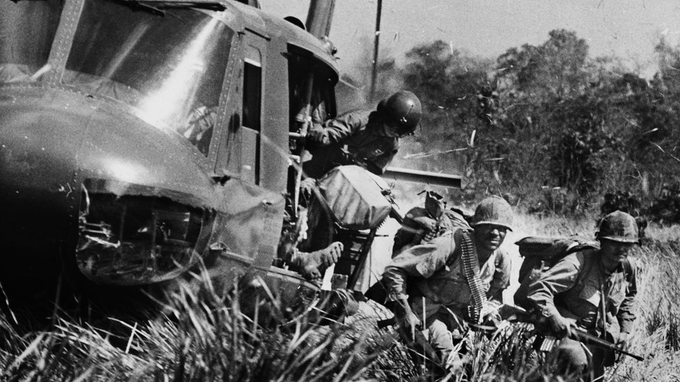 VIETNAM -- 1971: Tentara AS melompat dari helikopter selama serangan tempur di dekat M Tho di Delta Mekong, Vietnam Selatan