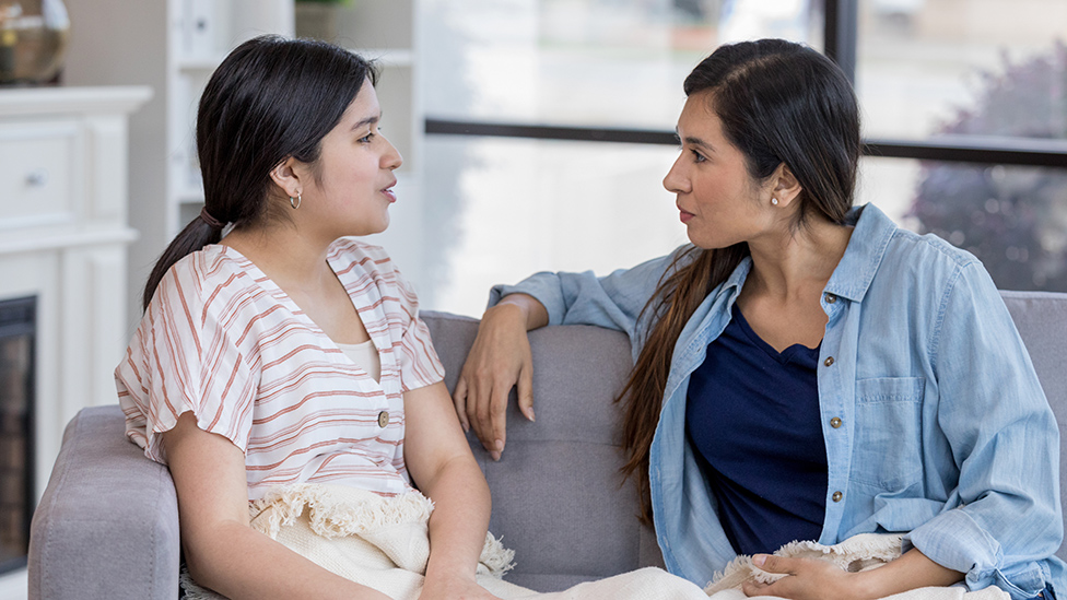 Una madre conversando con una hija adolescente