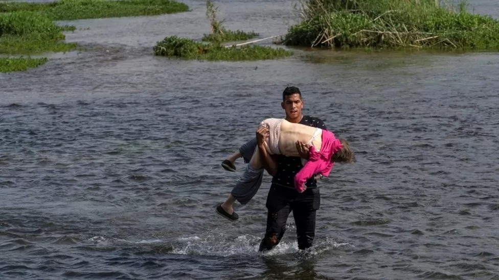 Una anciana venezolana cruzó en brazos de un joven el río Bravo desde México a EE.UU.