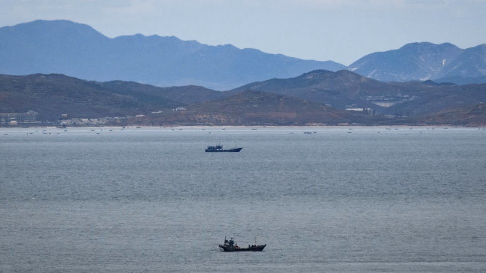 Barcos en la isla coreana de Yeonpyeong