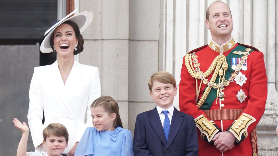 La duquesa de Cambridge, el príncipe Louis, la princesa Charlotte, el príncipe George y el duque de Cambridge, en el balcón del Palacio de Buckingham, para ver el vuelo del Jubileo de Platino en el primer día de las celebraciones reales.