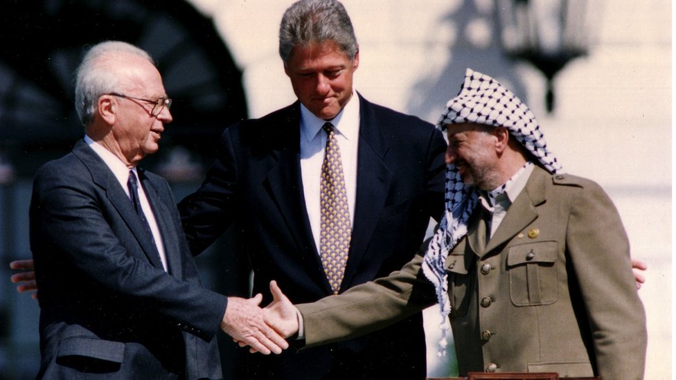 在美國總統克林頓的斡旋下，巴勒斯坦民族解放運動領袖阿拉法特（右）與以色列總理拉賓（左）握手一幕成為歷史性的一刻。