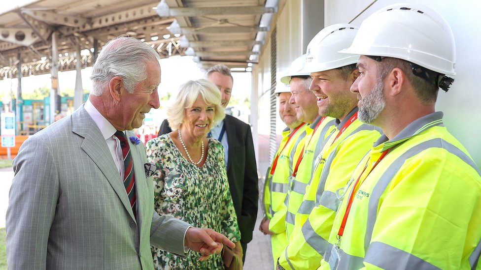 Принц Уэльский и герцогиня Корнуолл говорят с рабочими в пунктах взимания платы за проезд на мосту