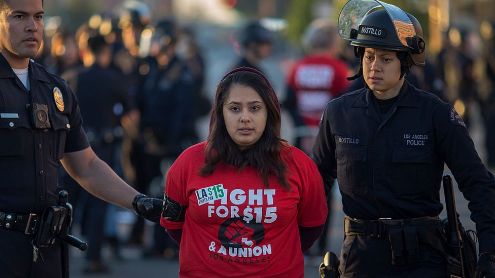 Manifestante detenida por interrumpir el tránsito en protesta por alza del salario mínimo en EE. UU.