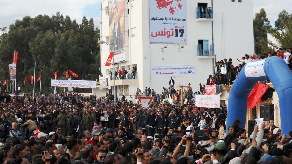 احتشد آلاف التونسيين في للاحتفال بالذكرى الأولى للانتفاضة الشعبية التي أطاحت بالدكتاتور زين العابدين بن علي وأطلقت ثورات الربيع العربي.