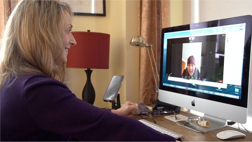 Kathy Seckler y su gemela Lori Pritzl comunicándose por video-llamada.