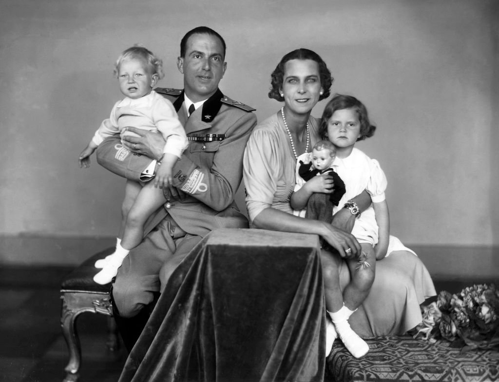 Umberto di Savoia (2. Umberto), eşi Belçikalı Maria Josè ve oğulları Vittorio Emanuele ve Maria Pia