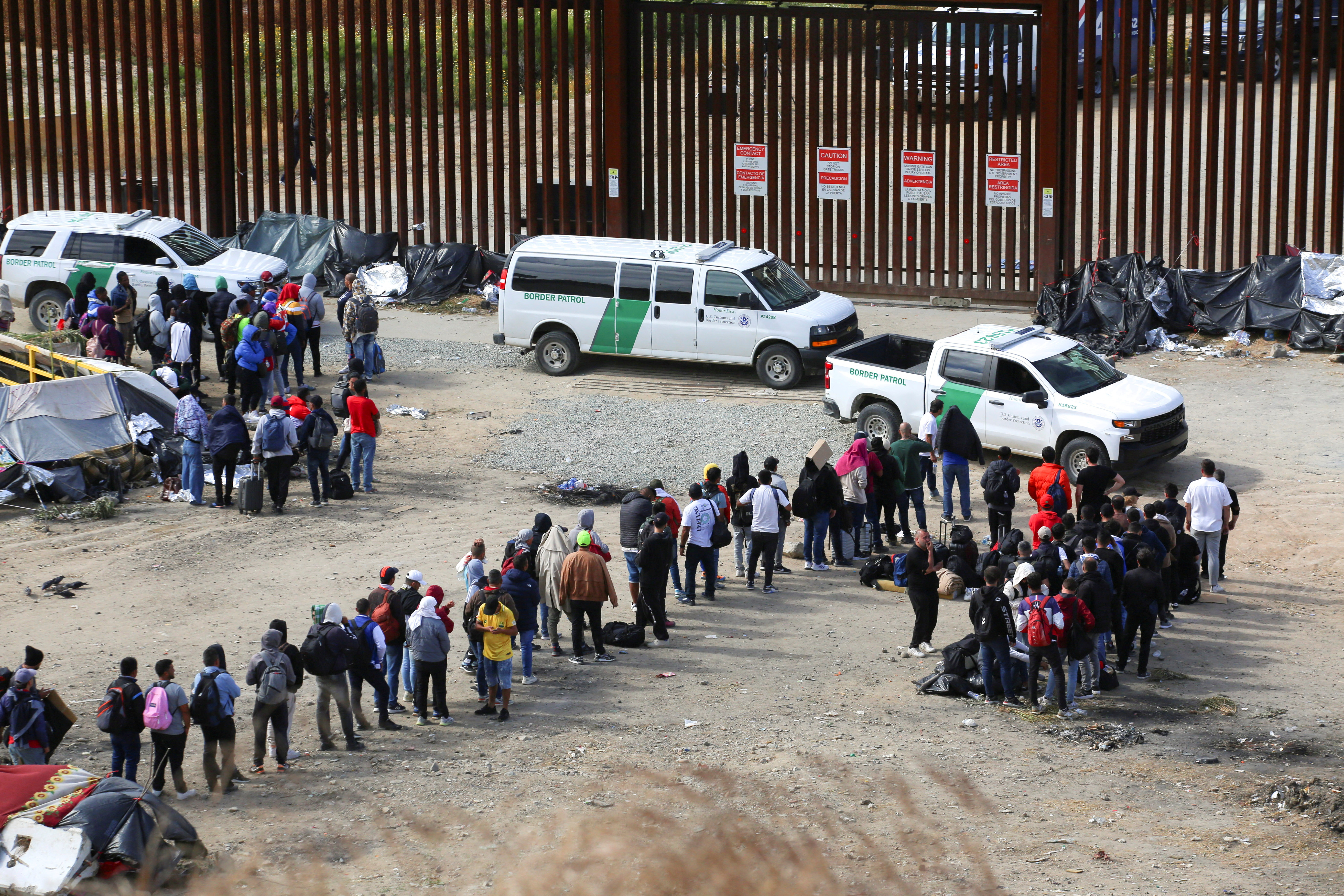 Cientos de migrantes aguardan el paso en la frontera con San Diego.